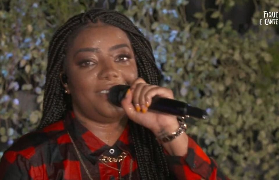 Ludmilla molhada após cair em piscina durante live