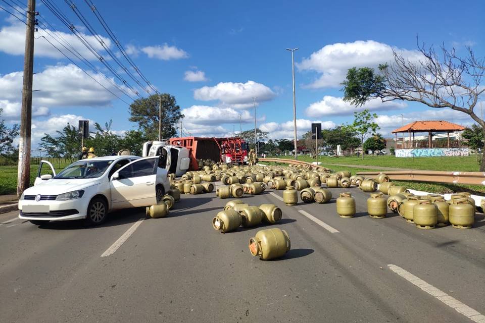 Caminhão tomba e botijões de gás se espalham em via no DF
