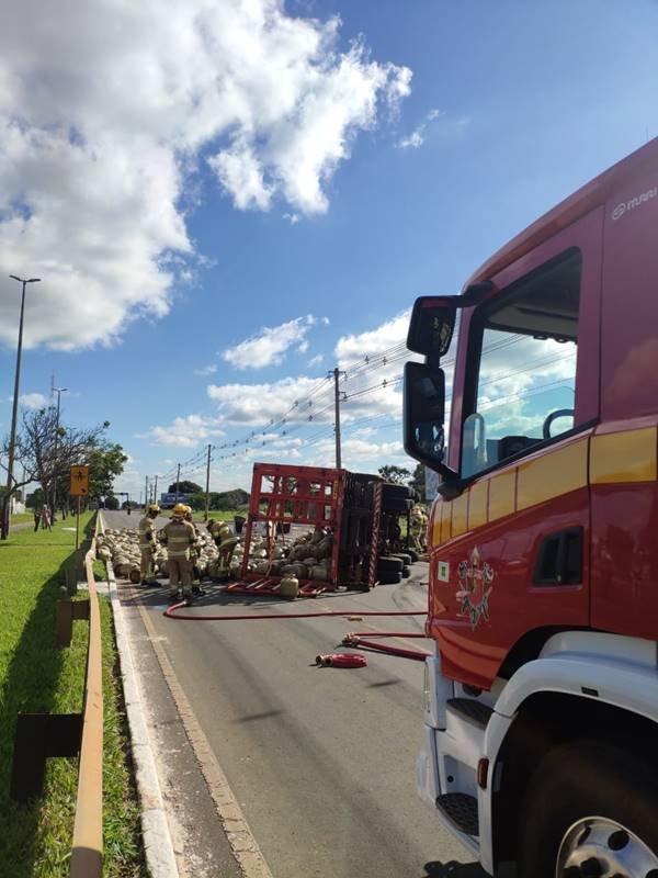 Caminhão tomba e botijões de gás se espalham em via no DF 1
