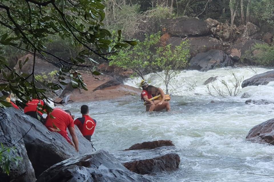 Vídeos. CBMDF resgata mulher ilhada perto da barragem do Paraná