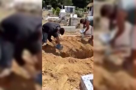 Filhos enterram o próprio pai morto por coronavírus