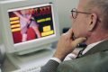 Homem olhando pornografia no computador