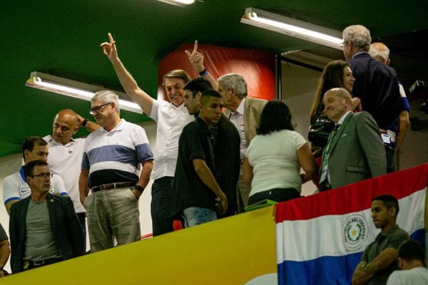 Bolsonaro assiste jogo no estádio