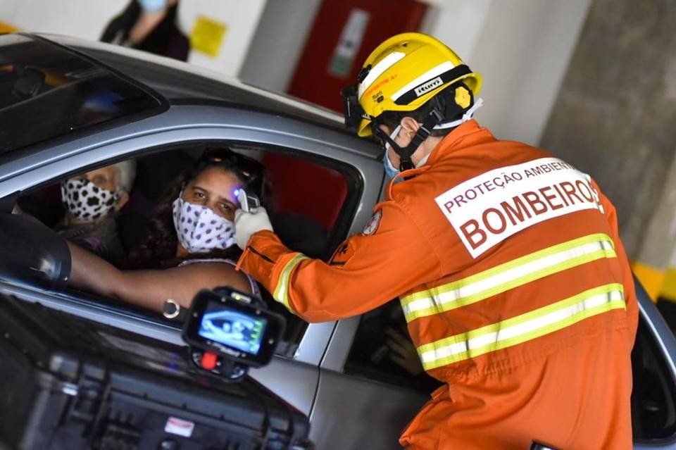 Bombeiros e servidores da Saúde aplicam os exames