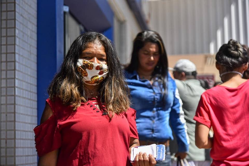 Pessoas aguardam benefício de R$ 600 em fila da Caixa, Ceilândia e Taguatinga