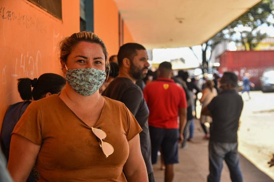 Pessoas aguardam benefício de R$ 600 em fila da Caixa, Ceilândia e Taguatinga