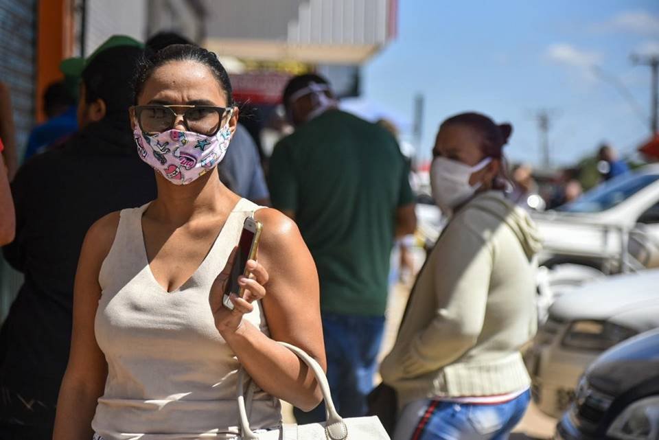 Pessoas aguardam benefício de R$ 600 em fila da Caixa, Ceilândia e Taguatinga