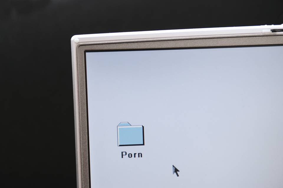 Pasta pornô na tela do computador