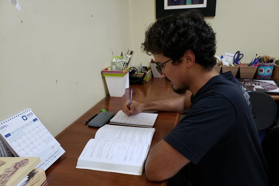 Universitários ficam sem estágio durante pandemia do novo coronavírus