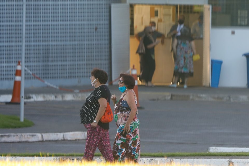 Idosos caminhando em hotel do DF