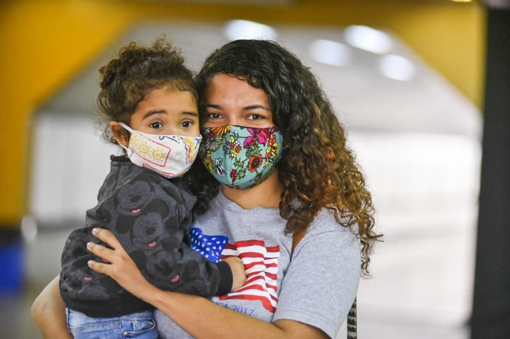 Nathália Brandão com a filha Valentina falam sobre uso da máscara