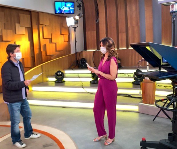 Fátima Bernardes nos bastidores do Encontro (Foto: Globo / João Cotta)
