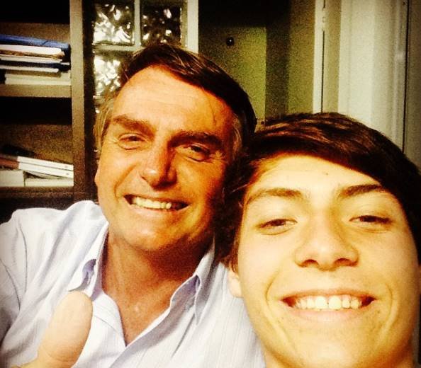 Renan Bolsonaro com o pai, Jair Bolsonaro