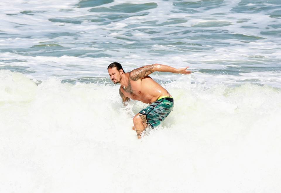 Paulo Vilhena surfando
