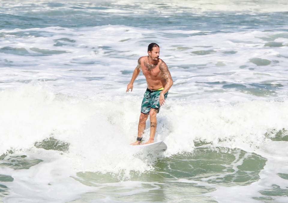 Paulo Vilhena surfando