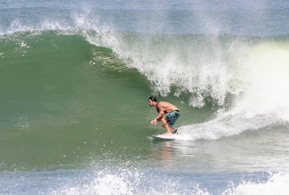 Paulo Vilhena surfando