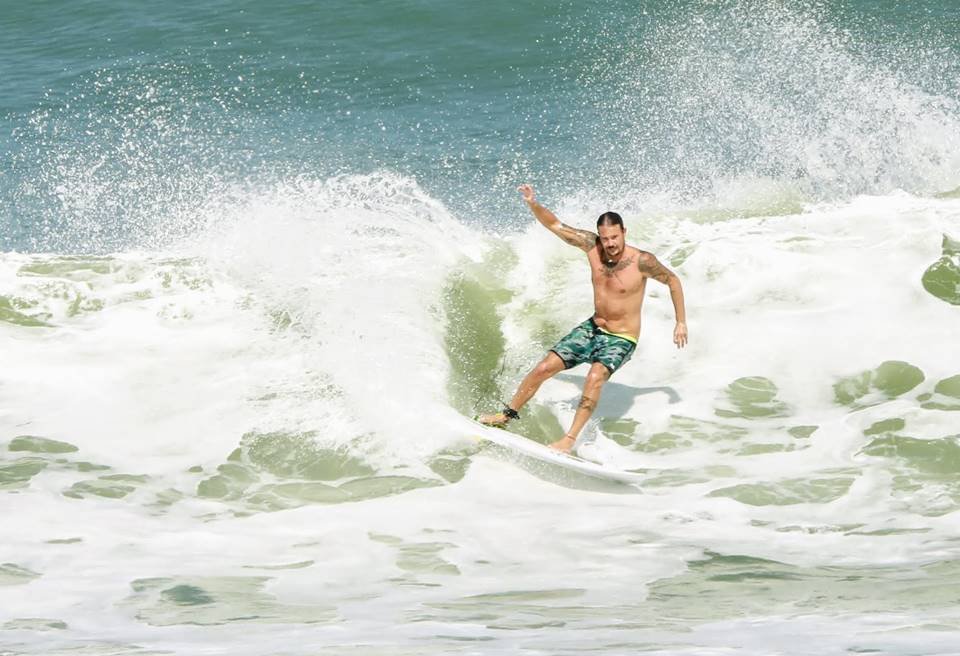 Paulo Vilhena surfando