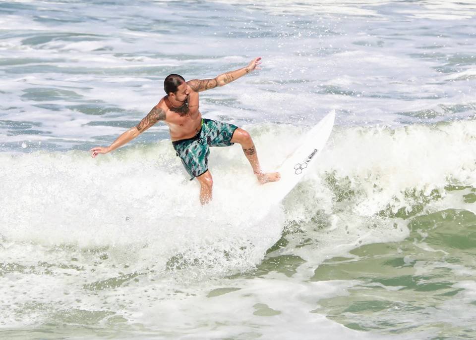 Paulo Vilhena surfando