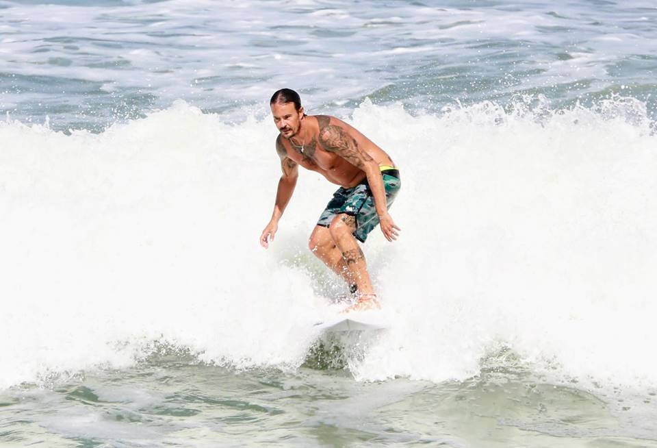 Paulo Vilhena surfando