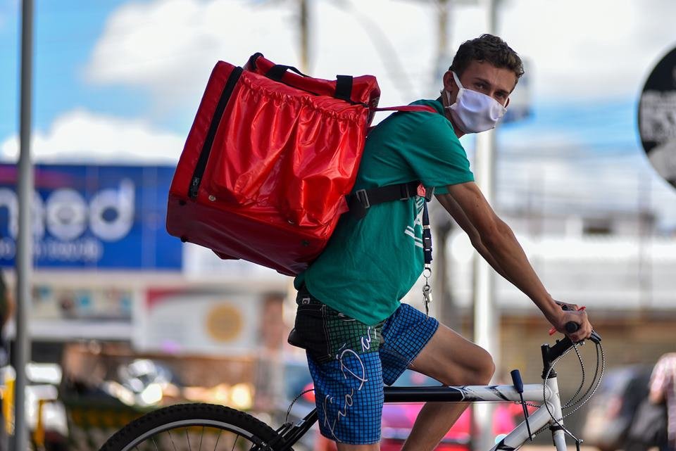 Trabalhadores enfrentam pandemia para ganhar a vida
