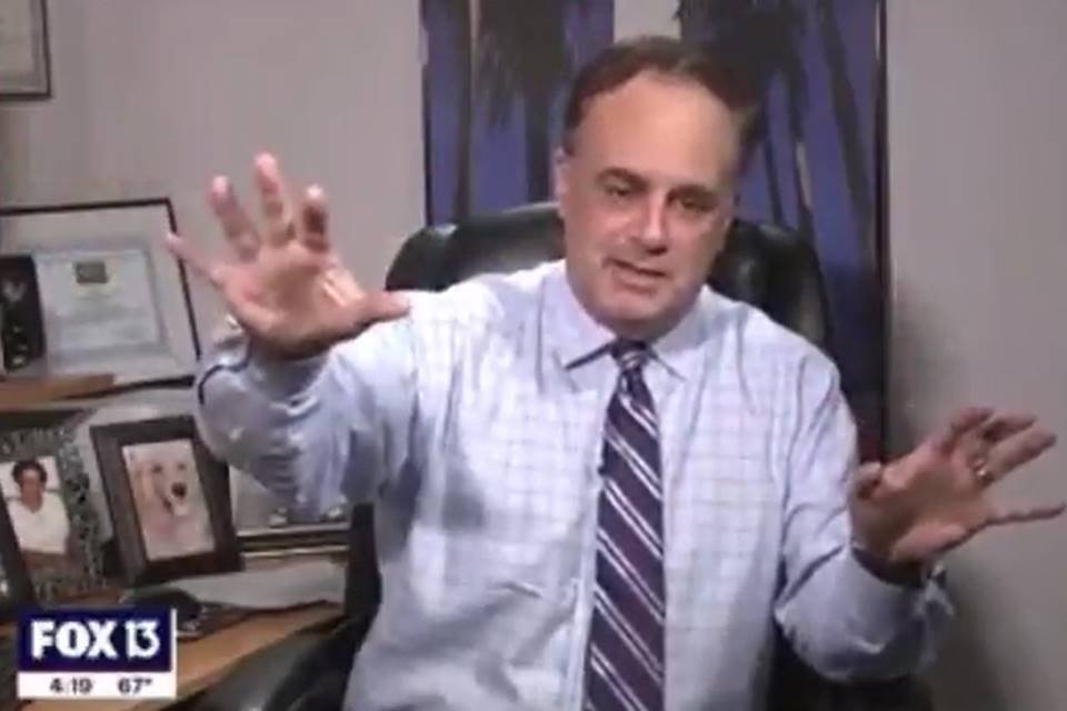 Paul Dellegatto gesticulando com as mãos