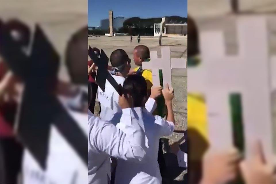 Enfermeiros e apoiadores do presidente se desentendem