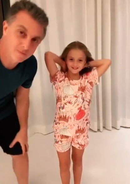 Luciano Huck Grava Video Com A Filha E Conquista O Tiktok