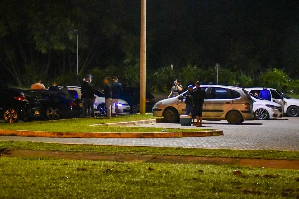 Carros parados em estacionamento
