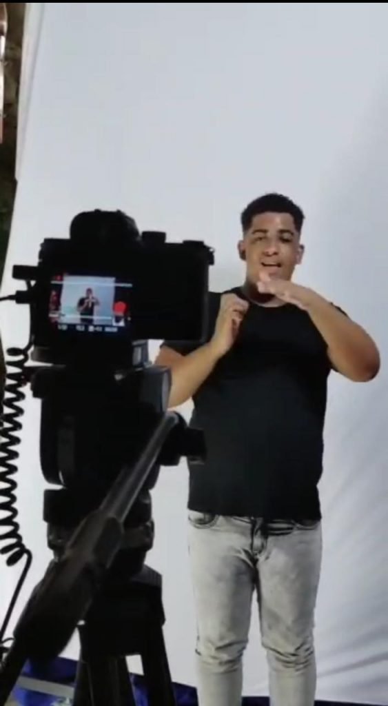 Dêvysson Barbosa intérprete de Libras