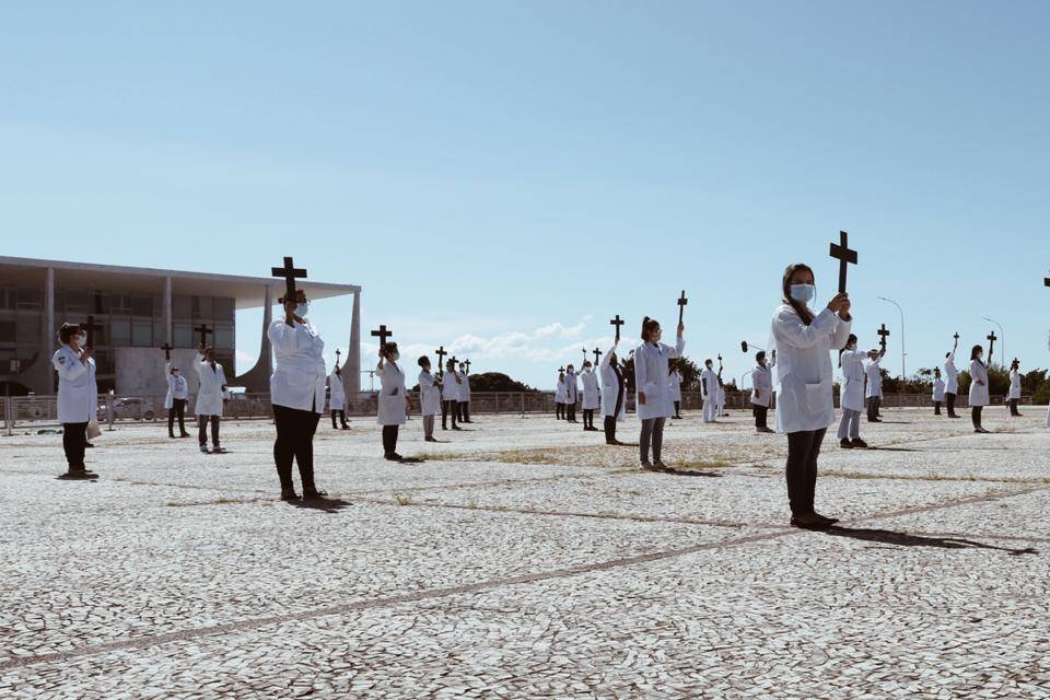 Enfermeiros fazem protesto pacífico por melhores condições de trabalho na luta contra o coronavírus