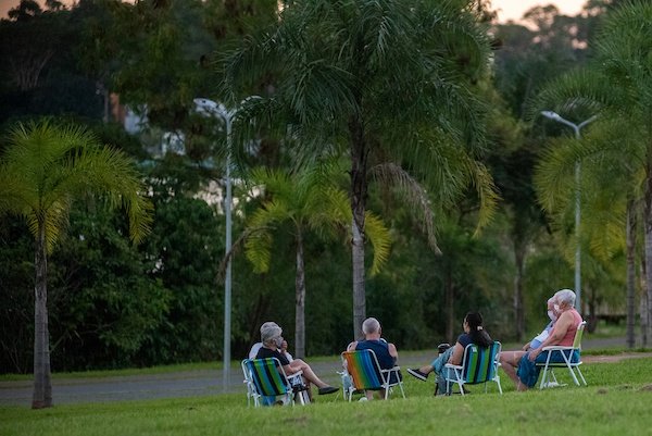 Brasilienses-descumprem-o-isolamento-social-e-aproveitam-o-feriado-no-Lago-sul-jovens-bebendo