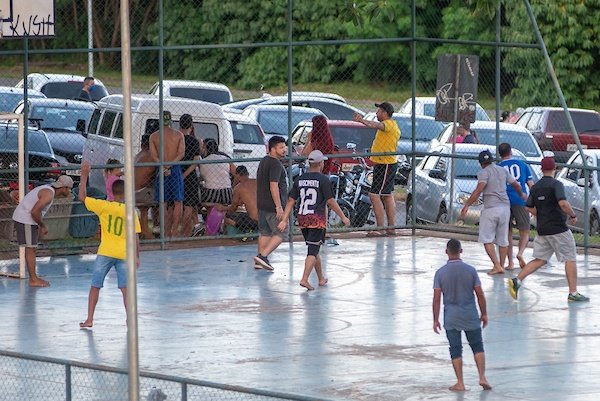 Brasilienses-descumprem-o-isolamento-social-e-aproveitam-o-feriado-no-Lago-sul-jovens-bebendo