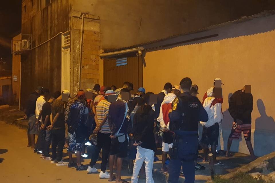 Polícia Militar do DF revista supostos frequentadores de festa durante pandemia do coronavírus