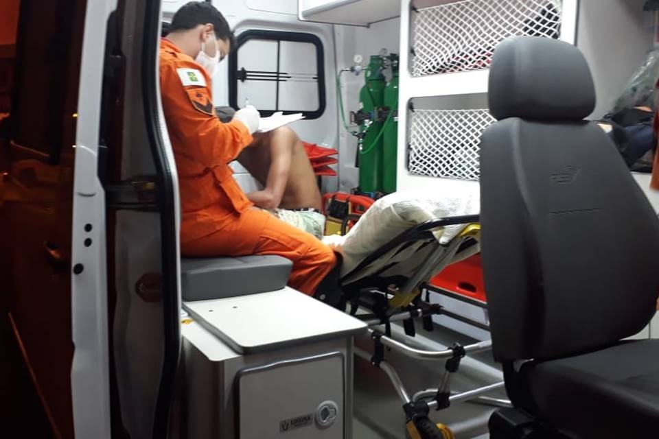 Uma das vítimas recebeu cuidados dos bombeiros antes de ser levado a hospital