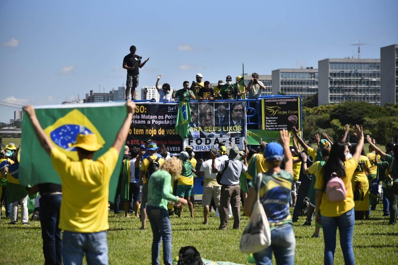 manifestantes pró-Bolsonaro se reúnem na Esplanada