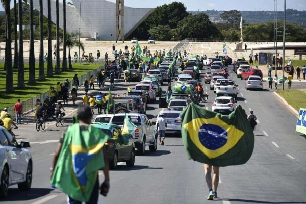 Afinal, quantos carros estavam na carreata de Bolsonaro em Brasília?