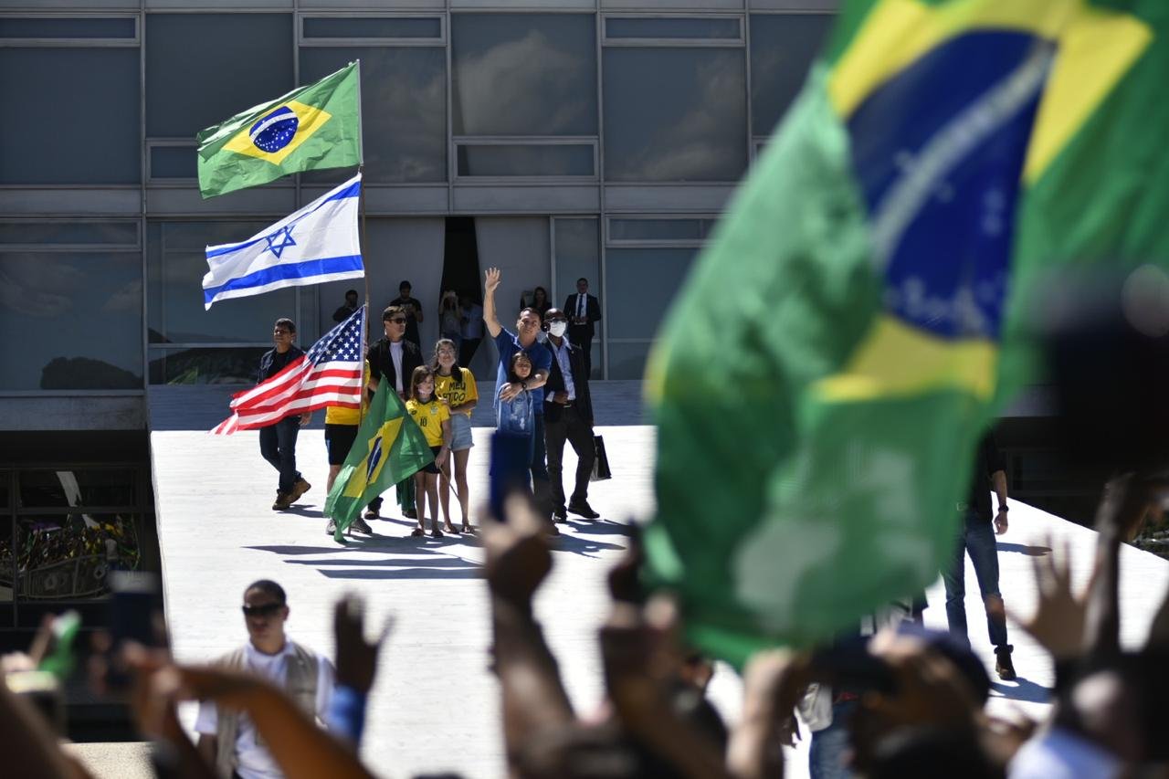 Bolsonaro aparece em ato pró-governo