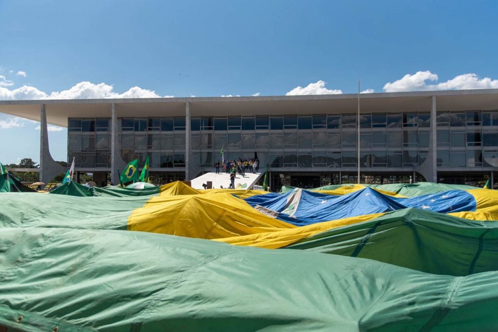 Bandeira aberta na rampa do Planalto