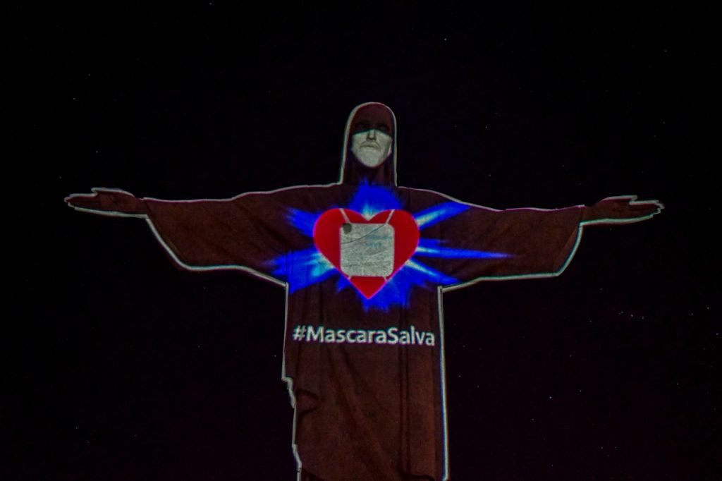 Cristo Redentor de Máscara contra o coronavírus