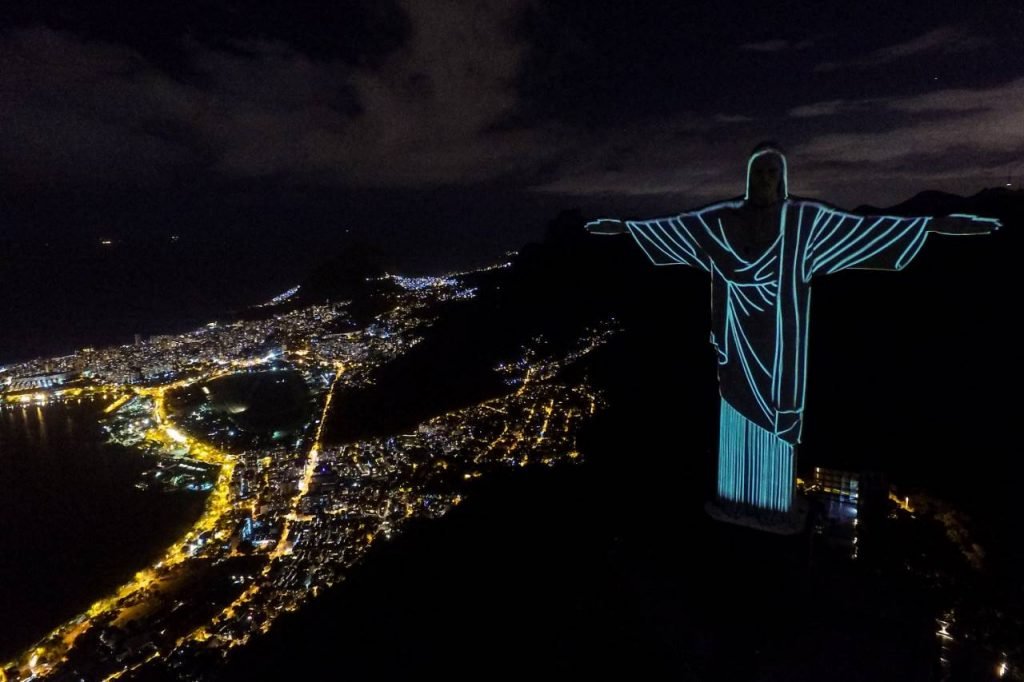 Cristo Redentor de máscara contra o coronavírus