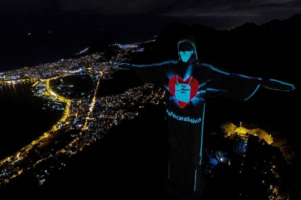 Cristo Redentor de máscara contra o coronavírus