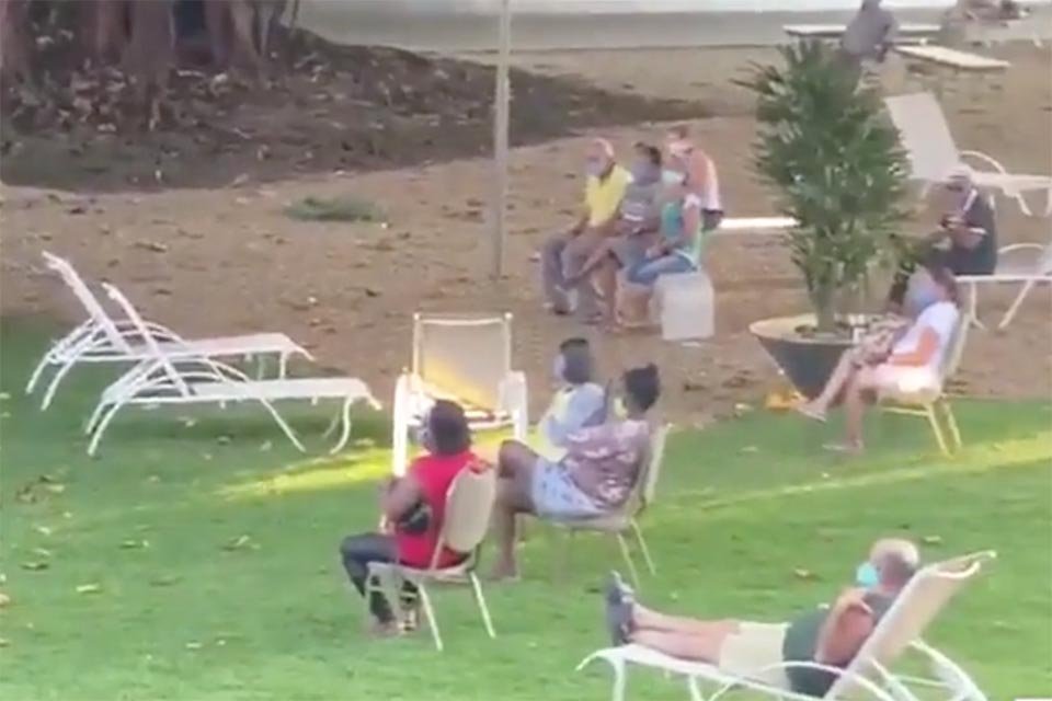 Idosos em cadeiras no gramado
