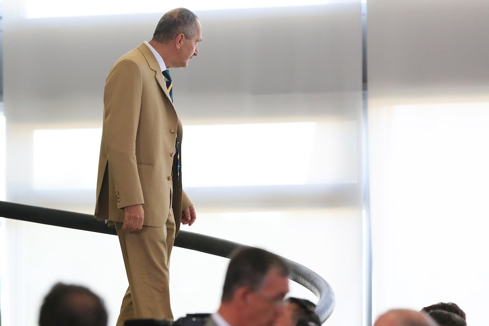 Aldo Rebelo desce rampa interna no Palácio do Planalto