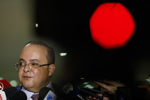 Governador Ibaneis Rocha (MDB) sendo ouvido por especialistas
