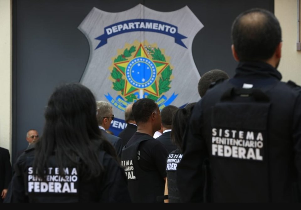 agentes penitenciários com uniforme