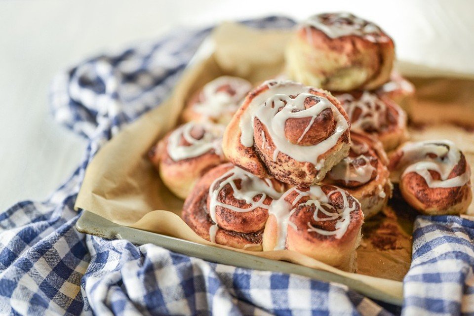 Cinnamon roll é um pãozinho doce de canela que foi criado na