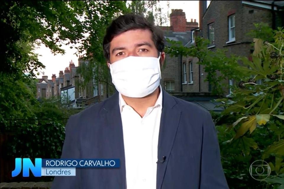 repórteres da globo usam máscara em frente às câmeras