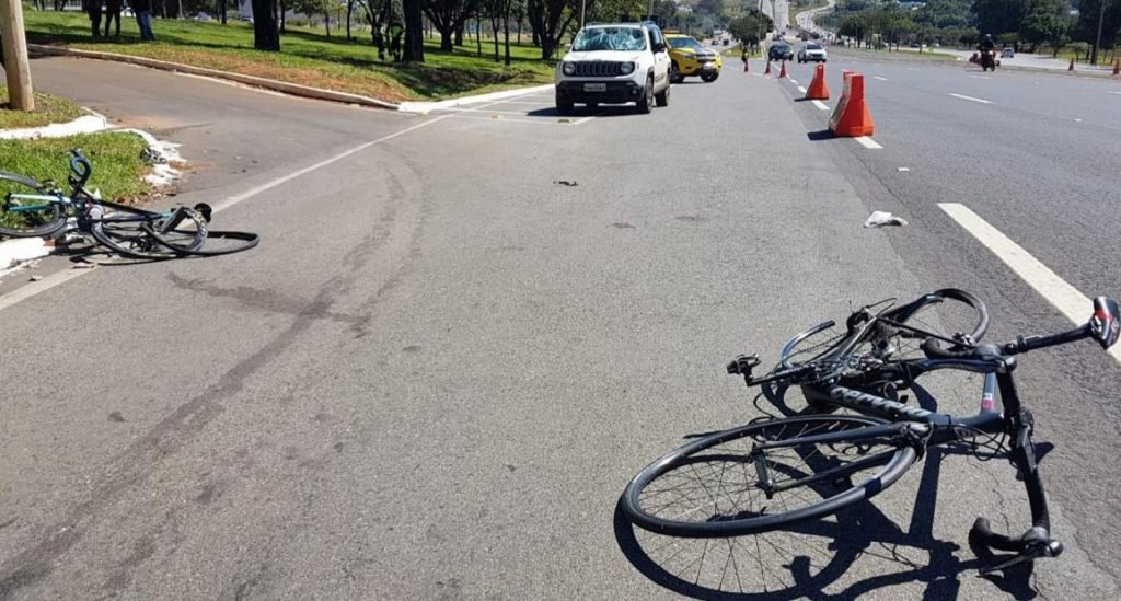 Bicicleta amassada após acidente