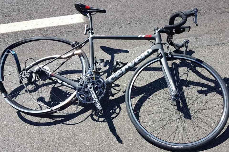 Bicicleta amassada após acidente