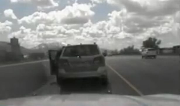 Carro em rodovia